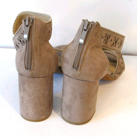 Chunky Heel - Picture 5 of 7